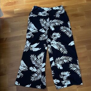 Women's Black and White Leaf Print Wide Leg Pants